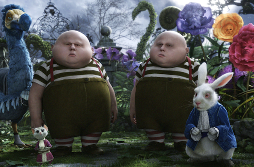 Toile tendue représentant les jumeaux de l’univers d’Alice, décor immersif pour soirée à thème et scénographie événementielle.