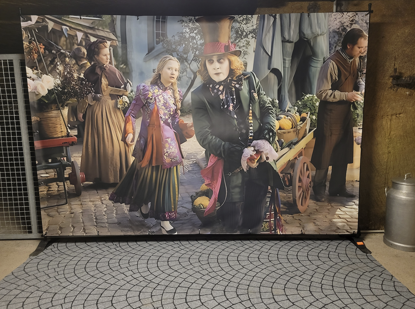 Bâche au sol imitation pavés pour décor immersif et scénographie événementielle.