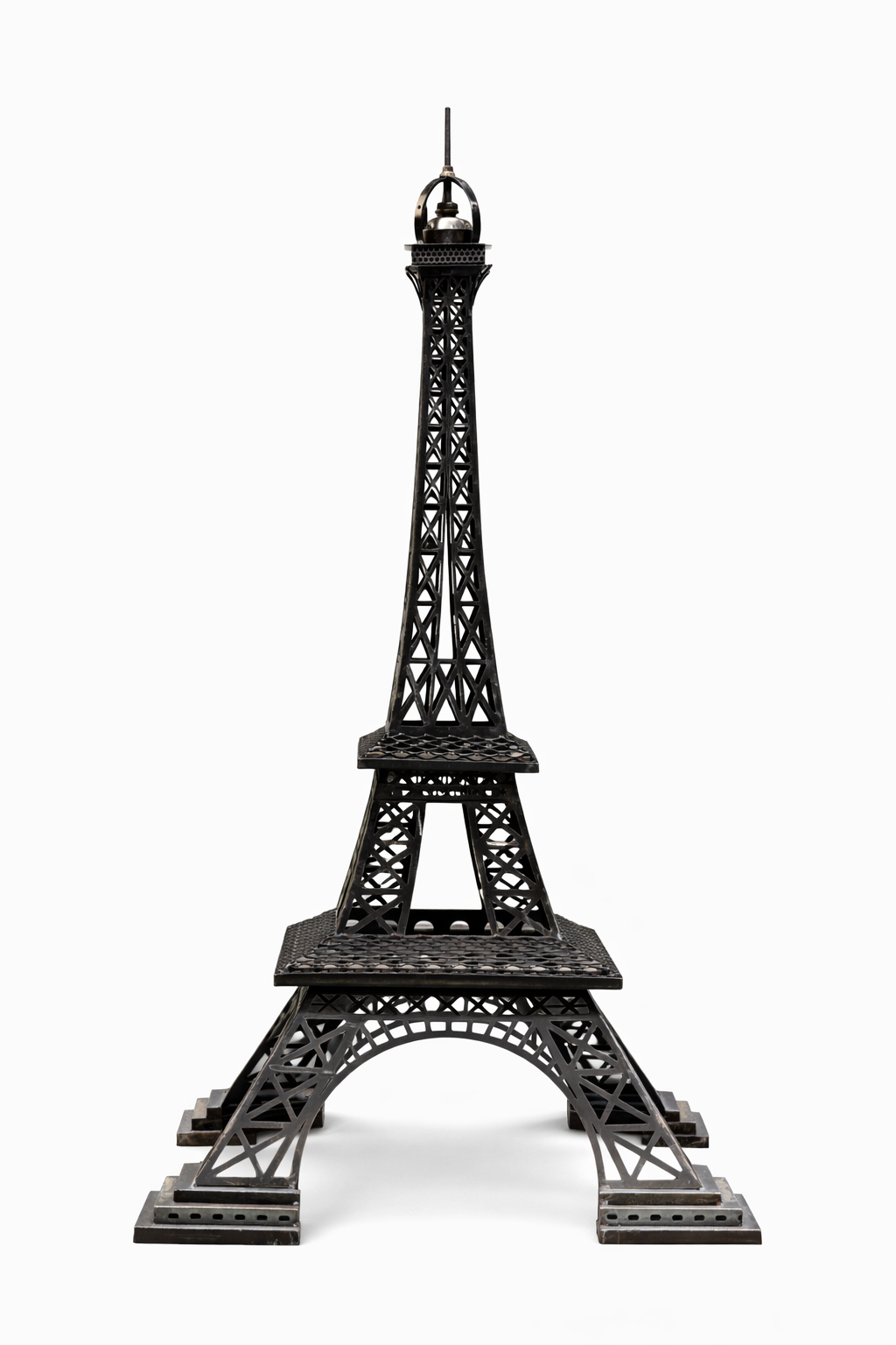 Tour Eiffel décorative de 3,50 mètres utilisée comme élément de scénographie pour événement à thème Paris.