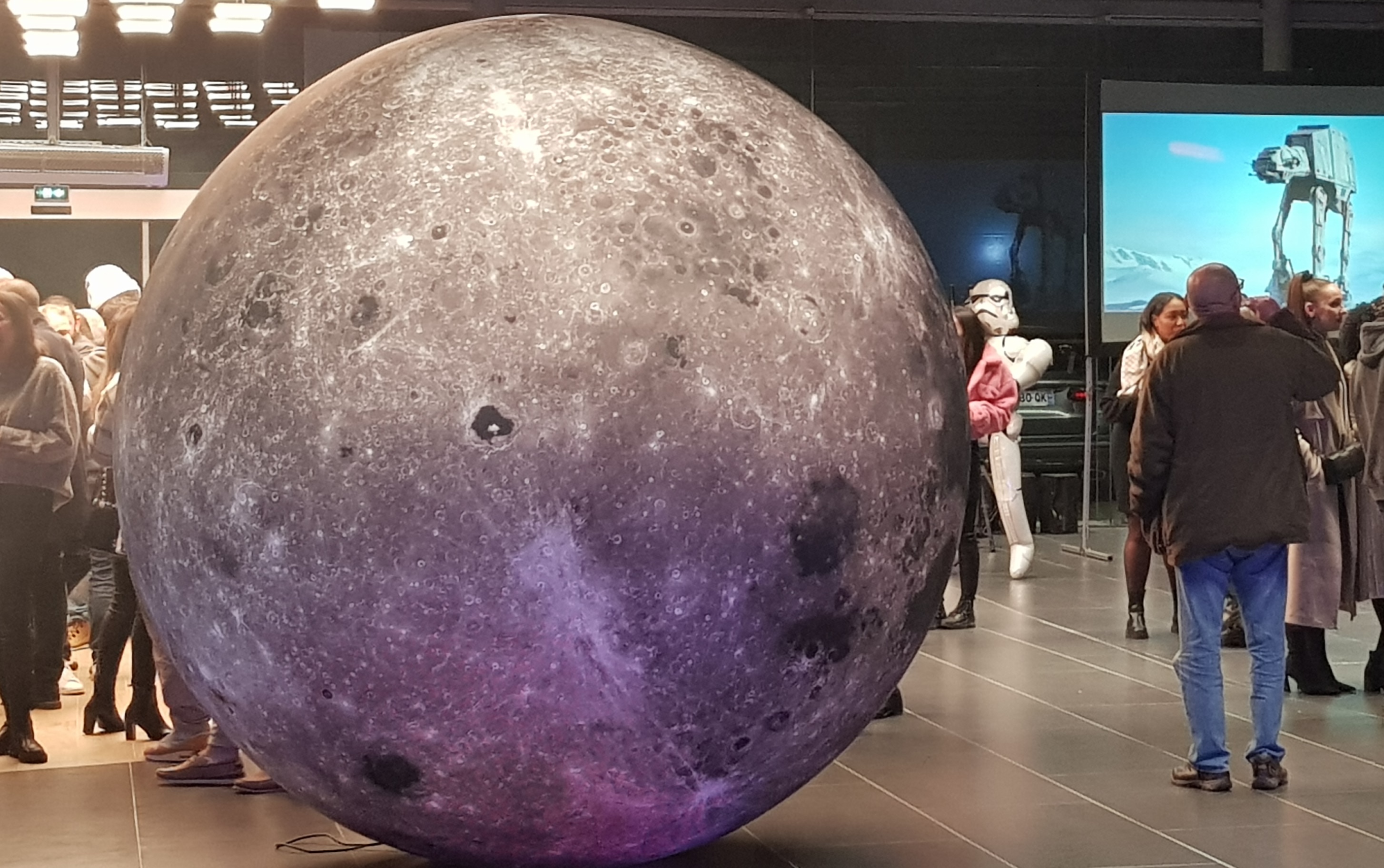 Lune géante rétro éclairée, décoration spatiale à louer – Mon Décor à Louer