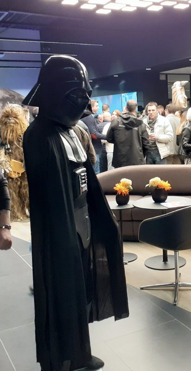 Mannequin Dark Vador grandeur nature pour décoration événementielle immersive inspirée de l’univers Star Wars.