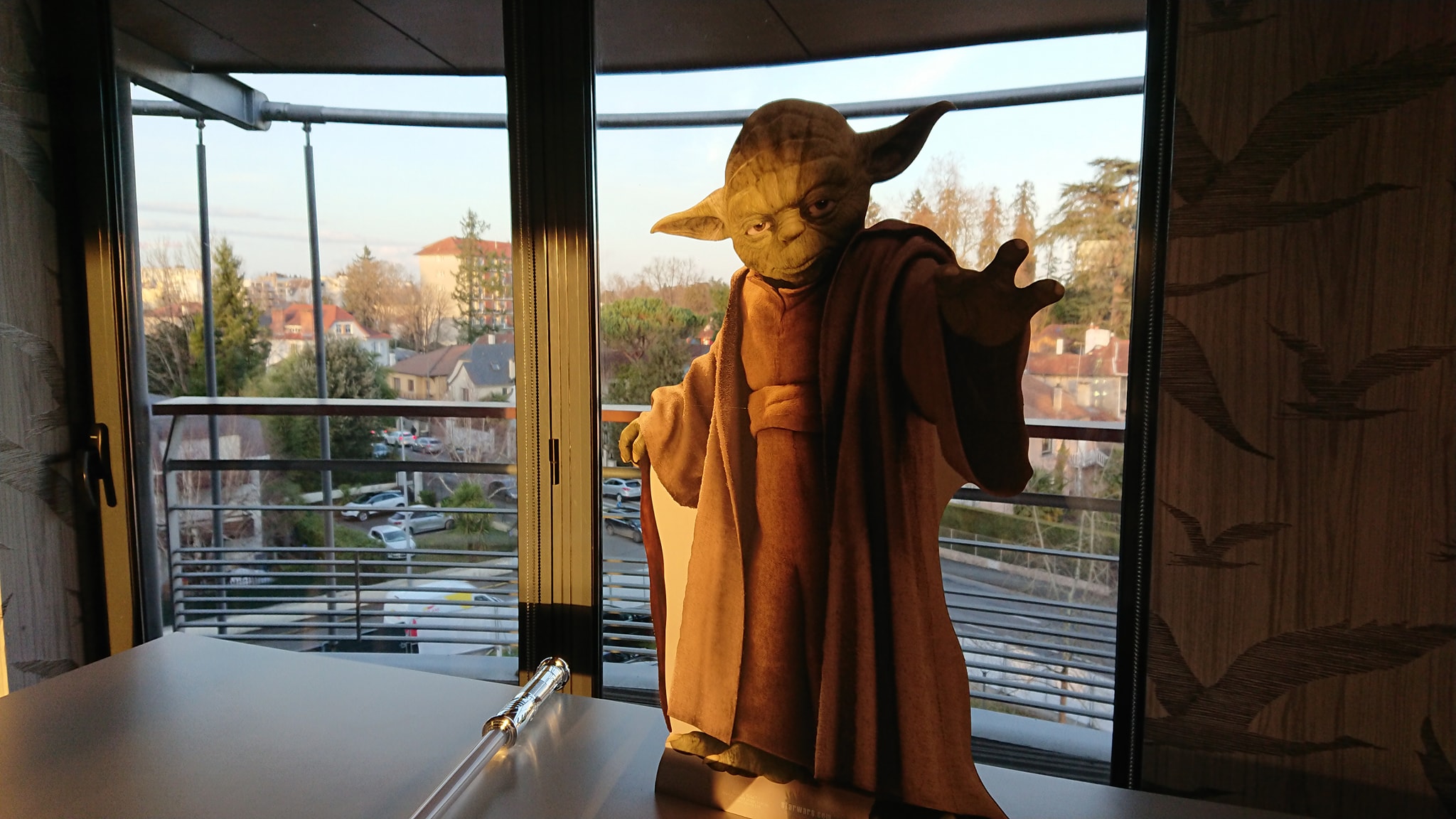 Figurine en carton Yoda grandeur nature pour décoration événementielle sur le thème Star Wars
