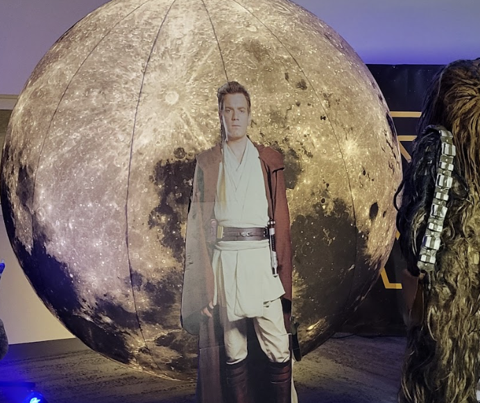 Figurine en carton Obi-Wan Kenobi taille réelle devant une sphère lune, décoration événementielle inspirée de l’univers Star Wars