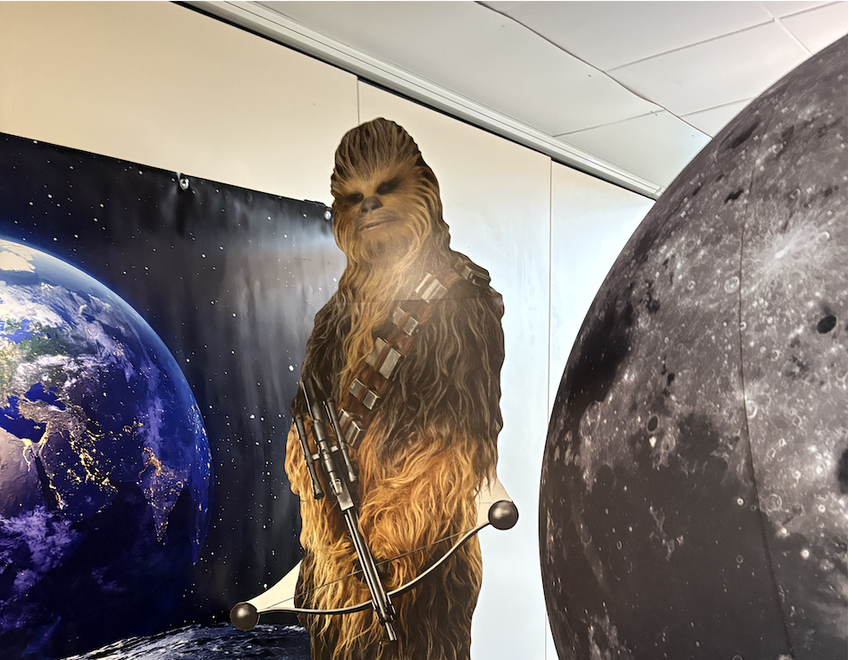 Figurine en carton Chewbacca grandeur nature, décoration événementielle immersive inspirée de l’univers Star Wars, idéale pour soirée thème espace.