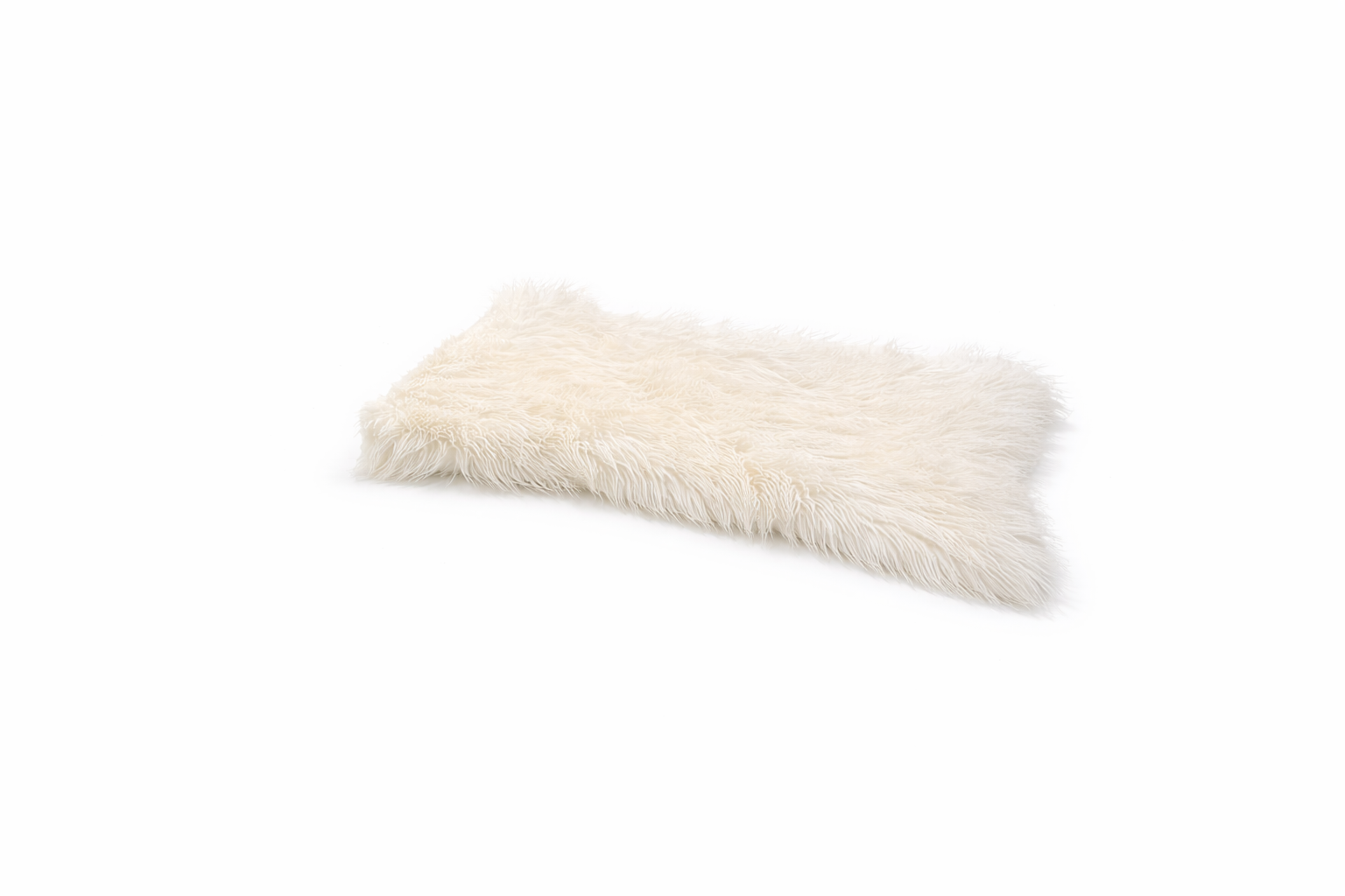 Peau de bête blanche décorative en fourrure synthétique sur fond blanc, accessoire événementiel pour ambiance hiver et montagne