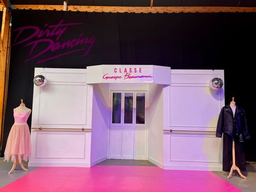 Façade de salle de danse décorative avec bustes habillés événementielle