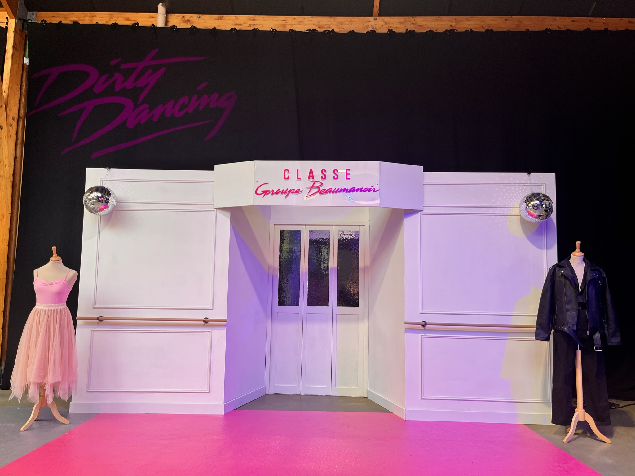 Façade de salle de danse décorative avec bustes habillés événementielle