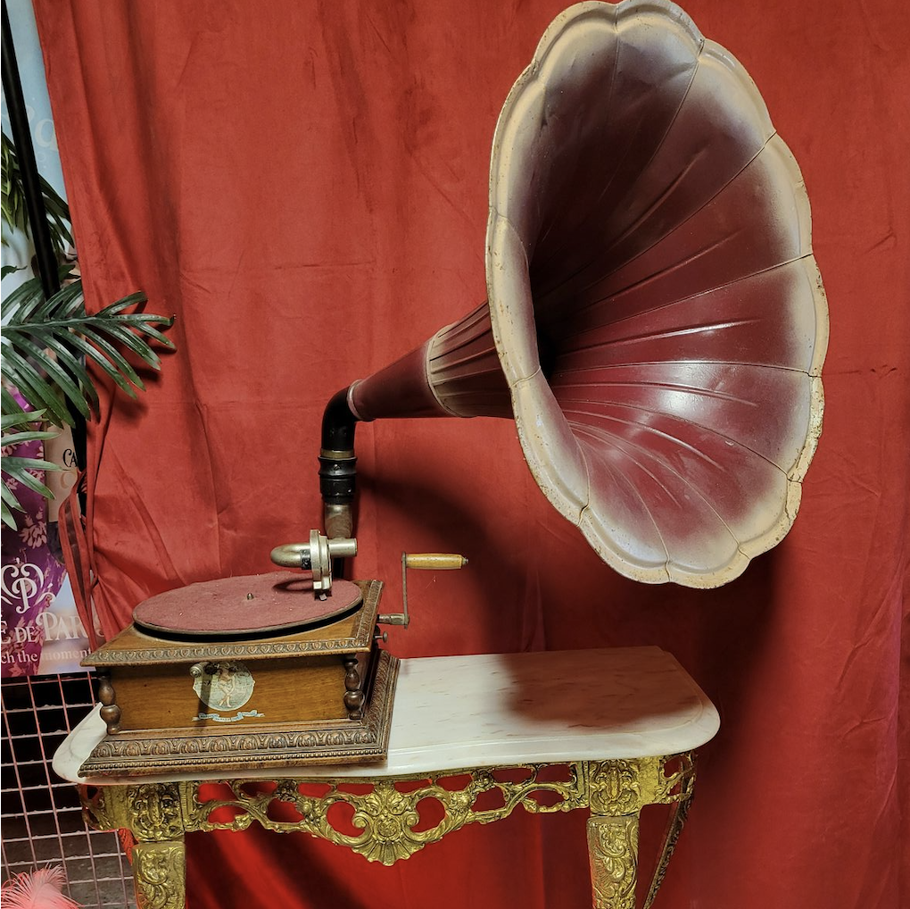 Gramophone rouge et bois, décoration événementielle à louer – Mon Décor à Louer