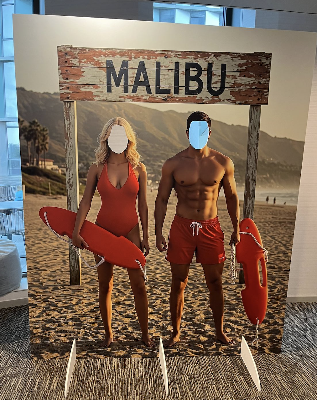 Passe-tête type série alerte à malibu, décoration événementielle à louer – Mon Décor à Louer