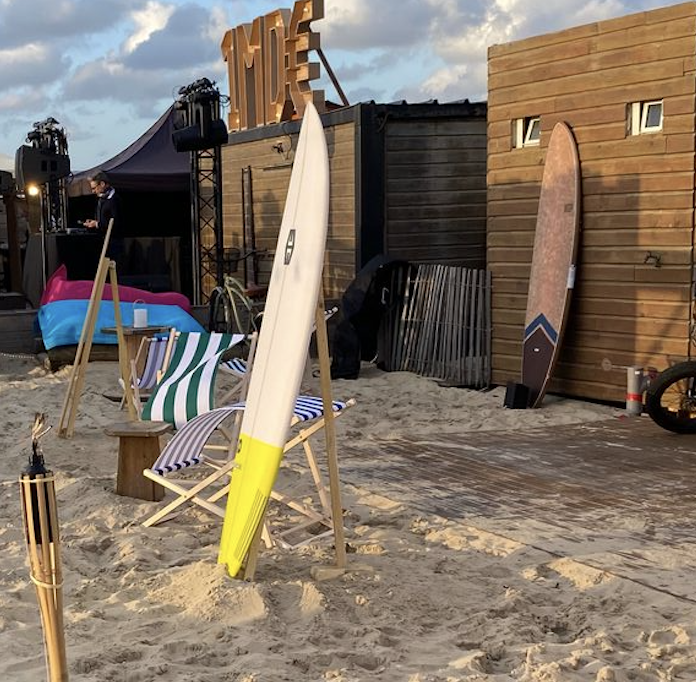 Planche de surf avec support, décoration événementielle à louer – Mon Décor à Louer