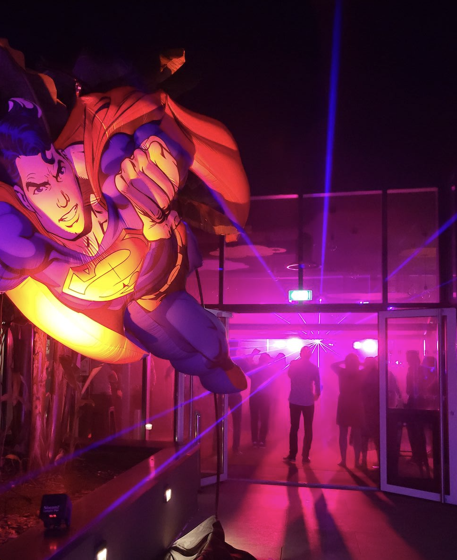 Projection de lasers lors d’un événement immersif avec jeux de lumière pour une ambiance spectaculaire et dynamique.