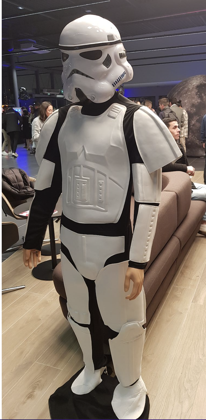 Mannequin Stormtrooper grandeur nature pour décoration événementielle immersive inspirée de l’univers Star Wars.