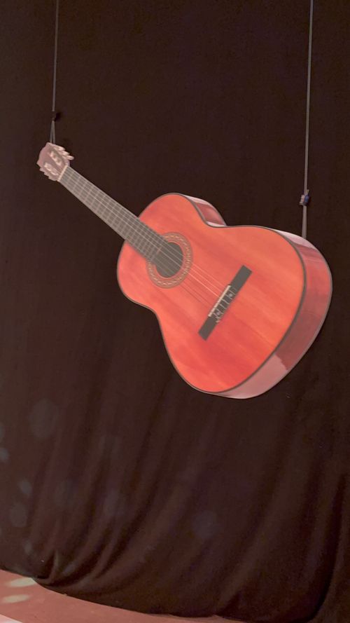 Guitare décorative en carton plume suspendue décoration thème gypsy