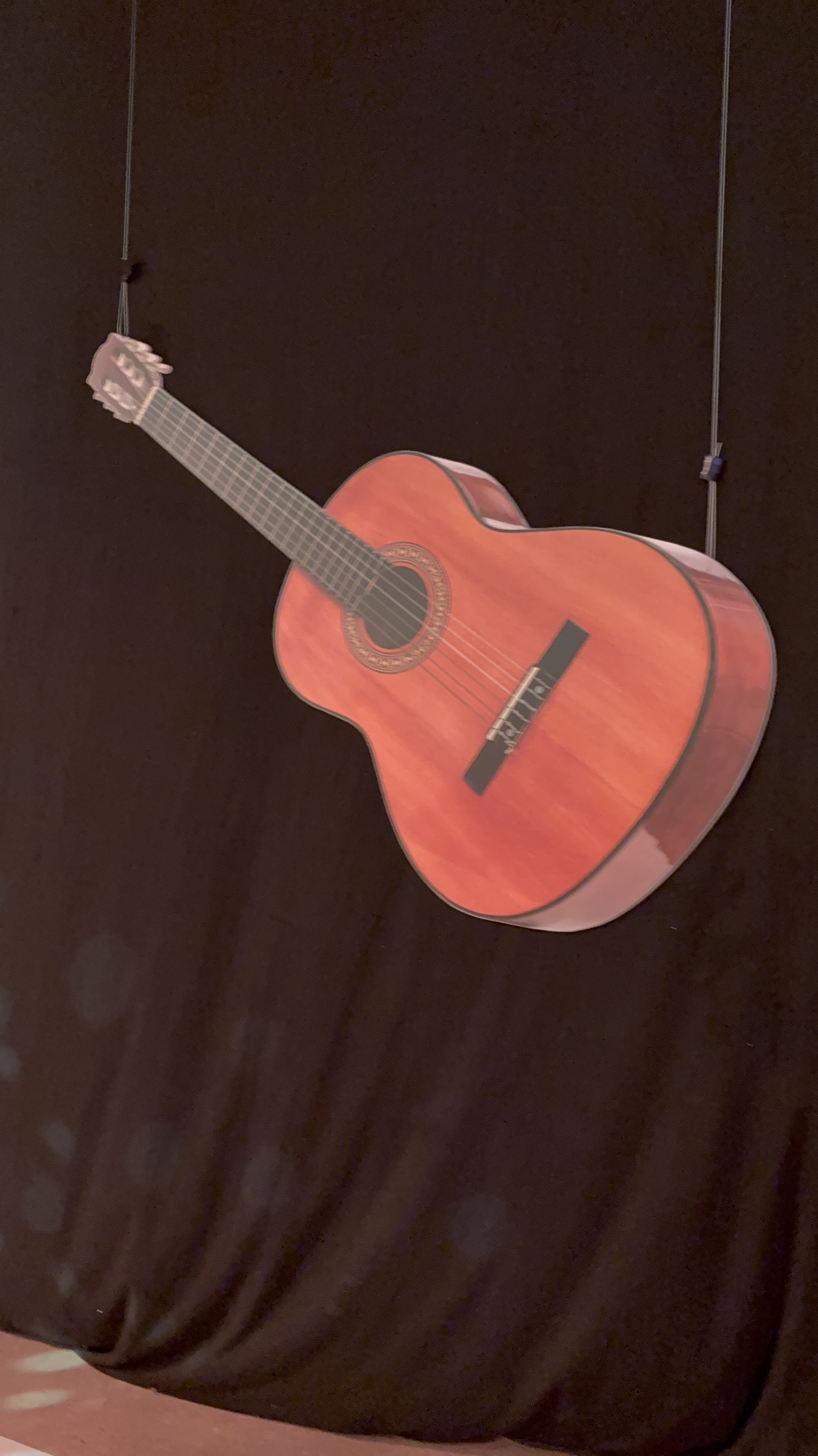 Guitare décorative en carton plume suspendue décoration thème gypsy