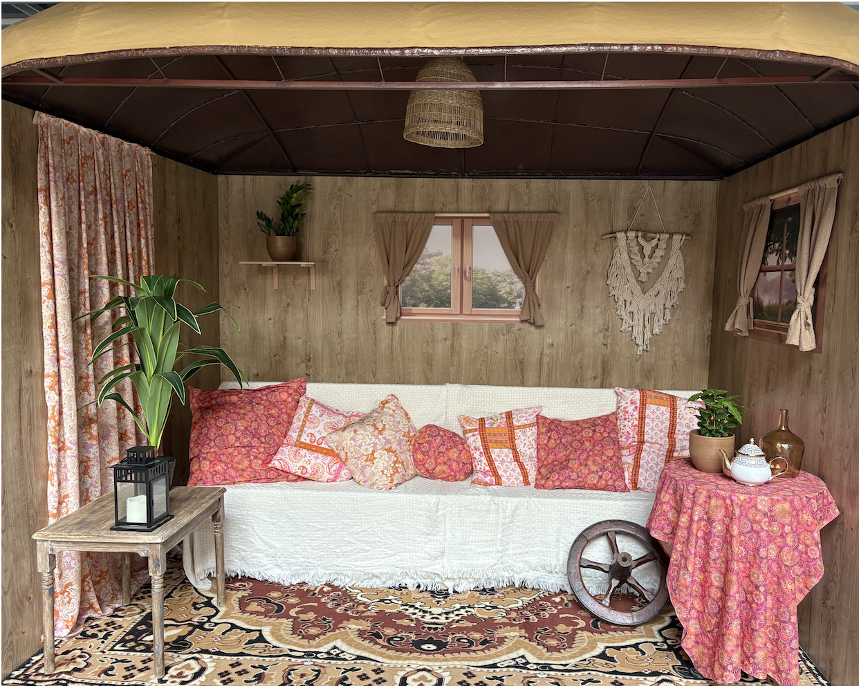 Roulotte décorée thème gypsy avec tapis, coussins, lanternes et mobilier bohème