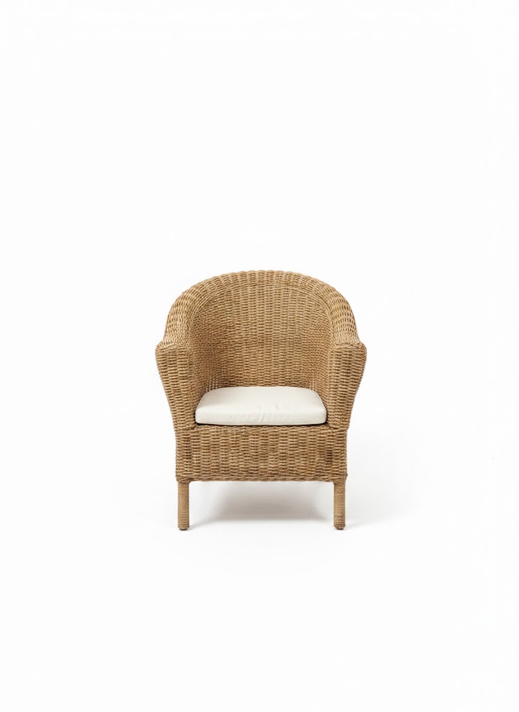 Fauteuil en osier naturel avec coussin, idéal pour scénographie bohème, gypsy ou décoration événementielle chaleureuse et élégante.