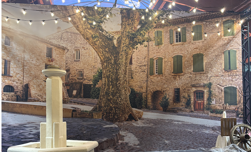Toile tendue représentant une place de village provençal, idéale pour créer un décor immersif gypsy et une ambiance bohème authentique en événement.