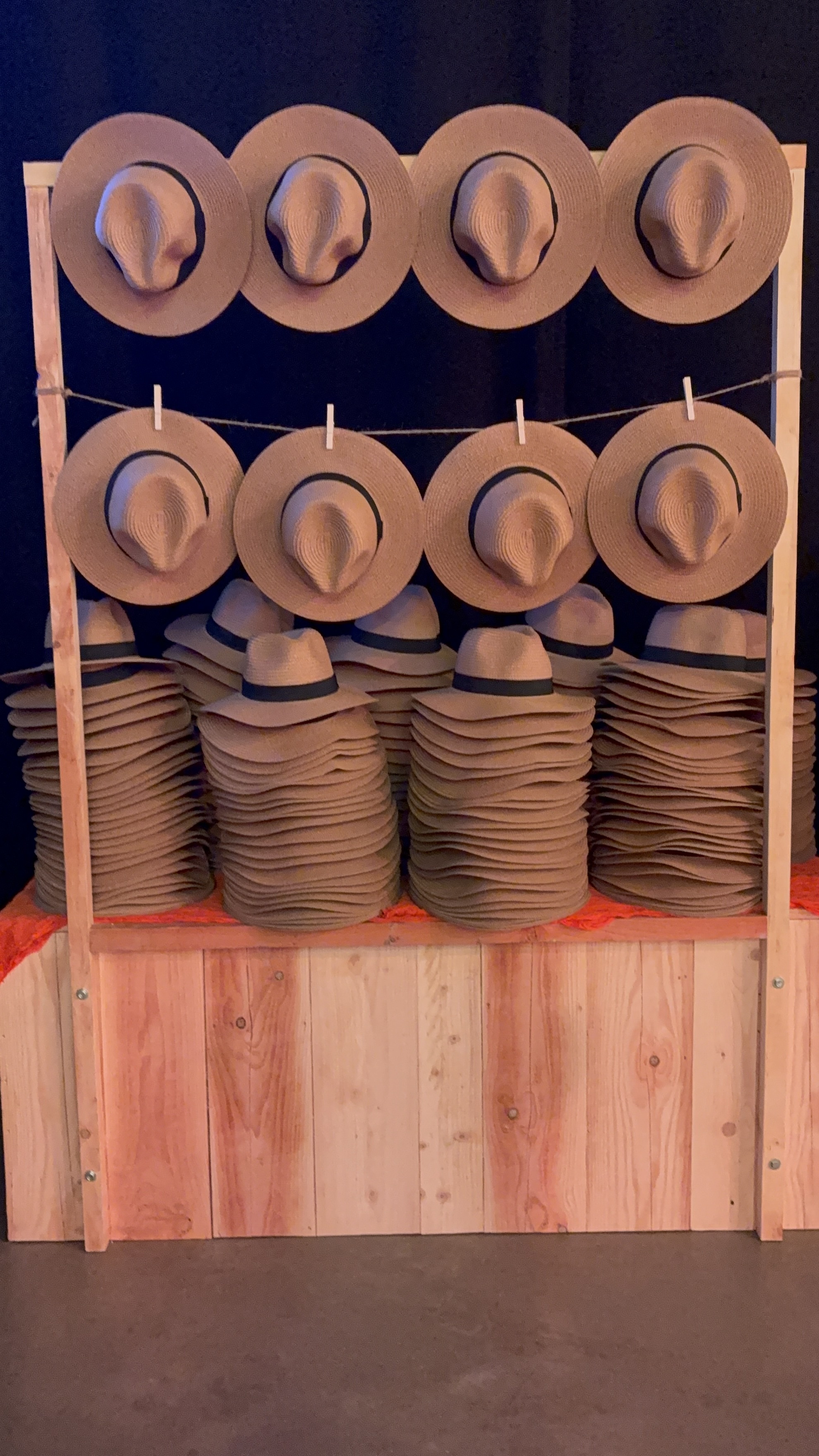 Stand à chapeaux en bois pour décoration événementielle thème gypsy bohème