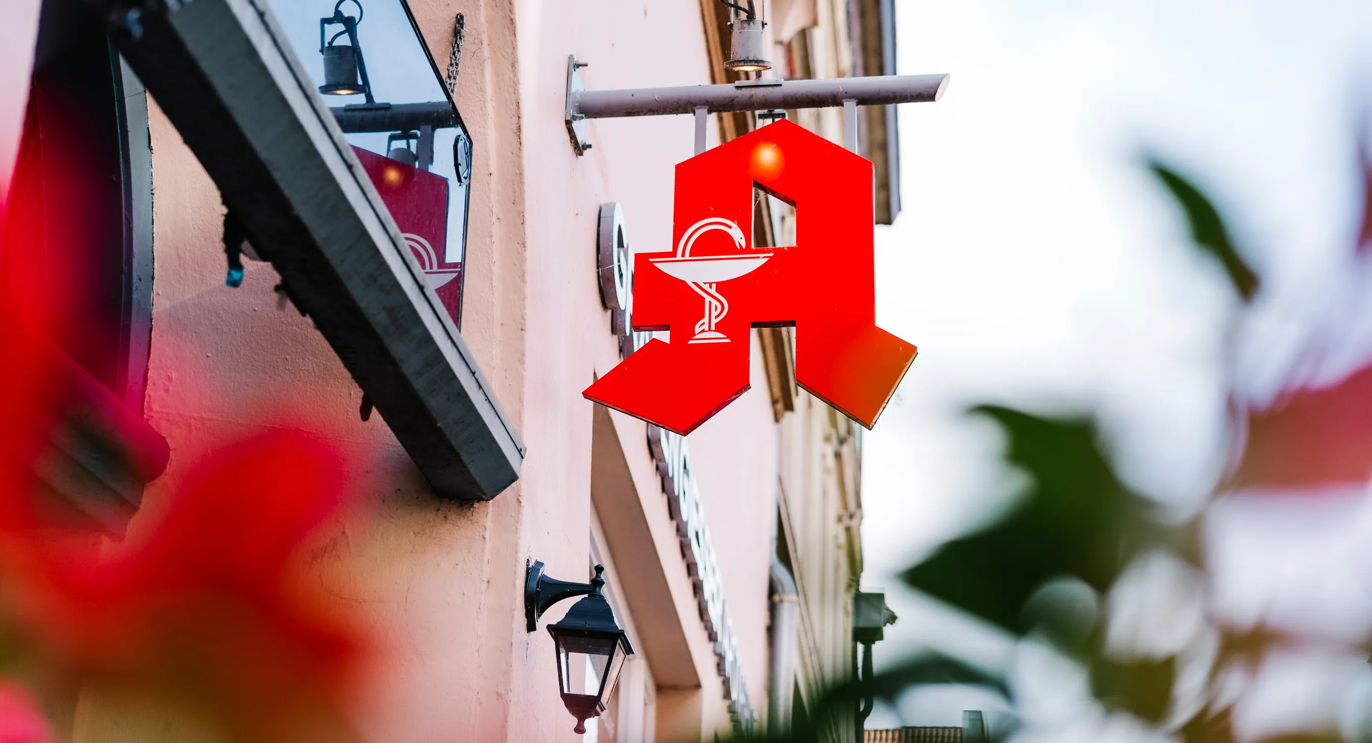 Leuchtschild mit dem roten Apotheken-A vor der Grapengießer Apotheke in Lüneburg – Symbol für die Zugehörigkeit zum bundesweiten Apothekennetz und Erkennungszeichen der deutschen Apotheken.