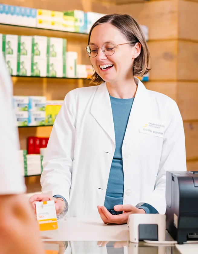 PTA Kerstin Morawe von der Grapengießer-Apotheke Lüneburg berät einen Kunden zum Thema Sonnenschutz mit einem Produkt von La Roche Posay – Beispiel für persönliche Gesundheitsberatung und pharmazeutische Kompetenz.