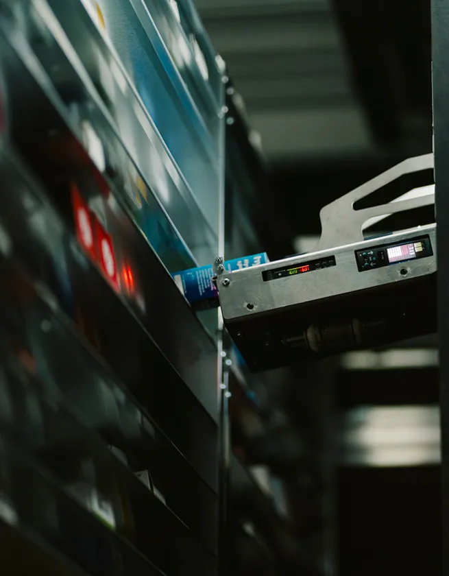 Ein automatisches Kommissioniersystem in der Grapengießer-Apotheke Lüneburg entnimmt Medikamente aus dem Lager – Symbol für modernste Technik, Digitalisierung und effiziente Arbeitsabläufe.