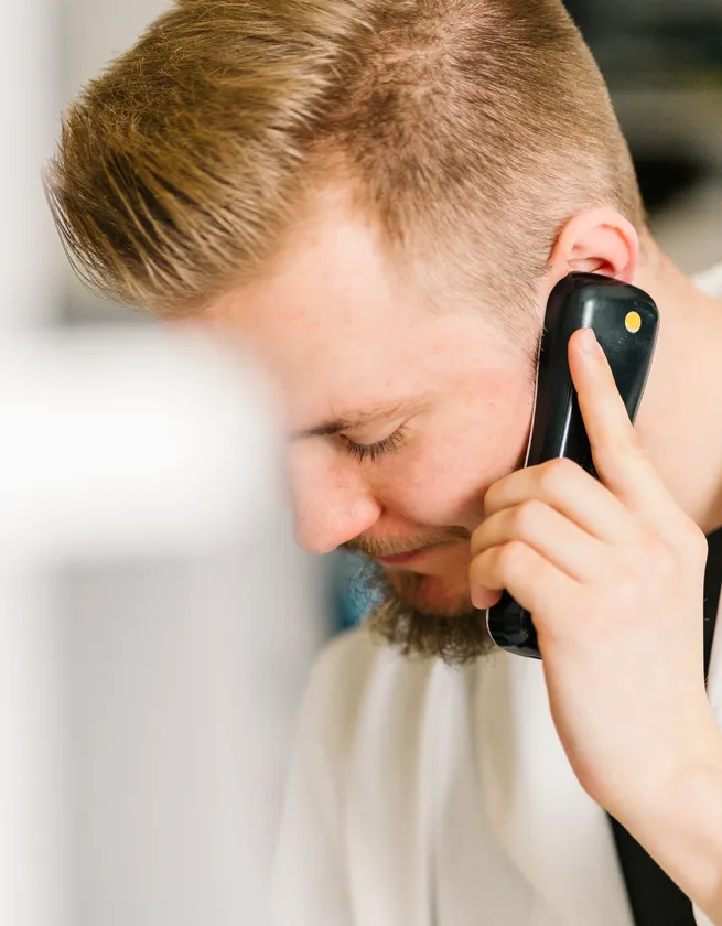 Ein Mitarbeiter der Grapengießer-Apotheke Lüneburg führt ein Beratungsgespräch am Telefon – Symbol für die multimediale Kundenberatung per Telefon, E-Mail oder vor Ort.