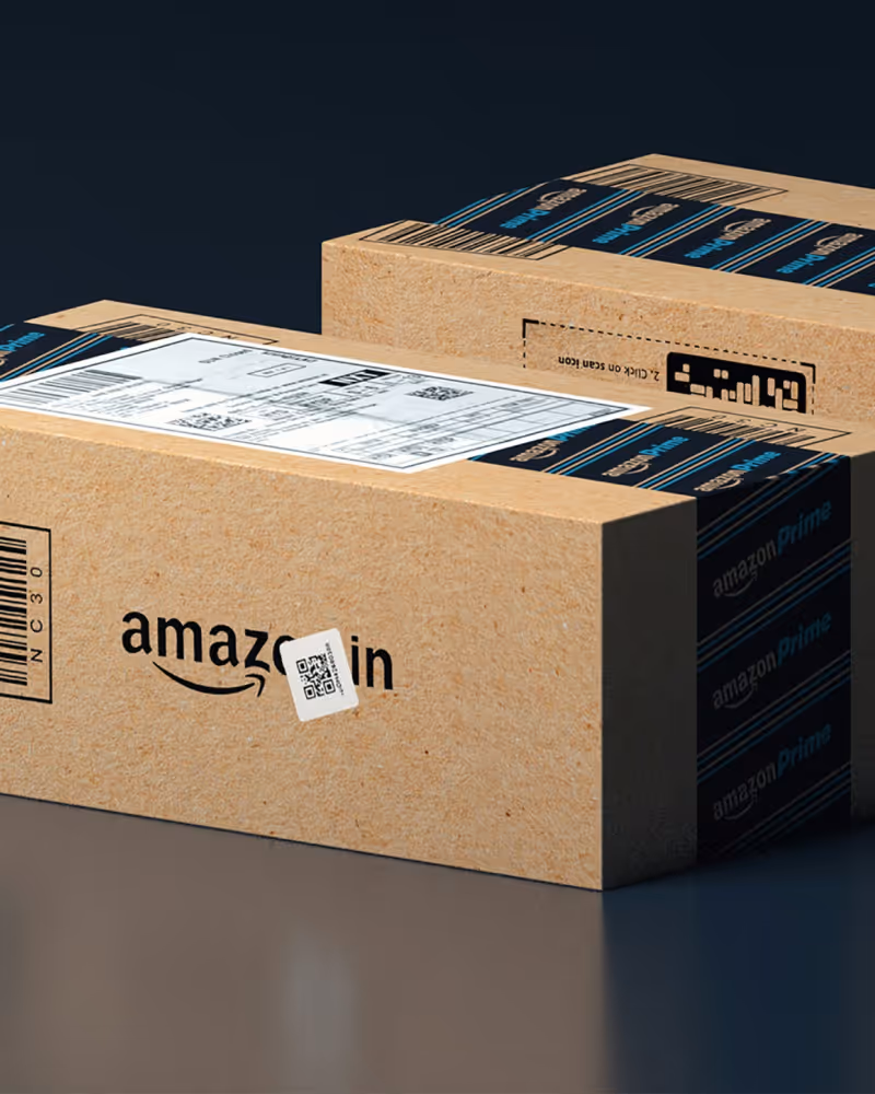 Zwei Amazon Pakete.
