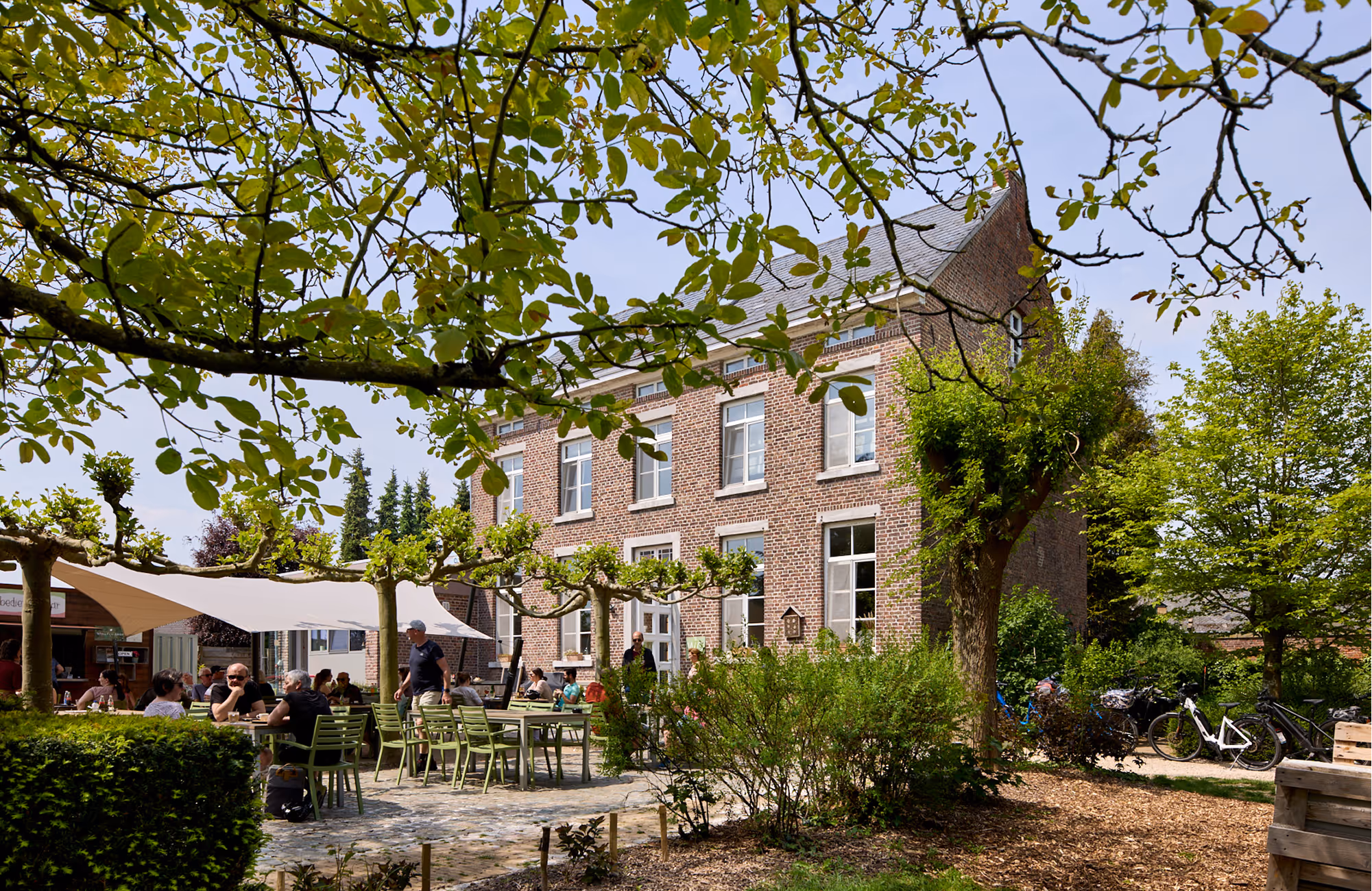 Van knapperige zuurdesempizza’s uit de houtoven tot een authentiek Koerdisch buffet, een originele BBQ of een eenvoudig maar overheerlijk broodjesbuffet. Of je nu een feest, workshop, vergadering of groepsmoment wil organiseren: we ontvangen je graag met veel zorg.