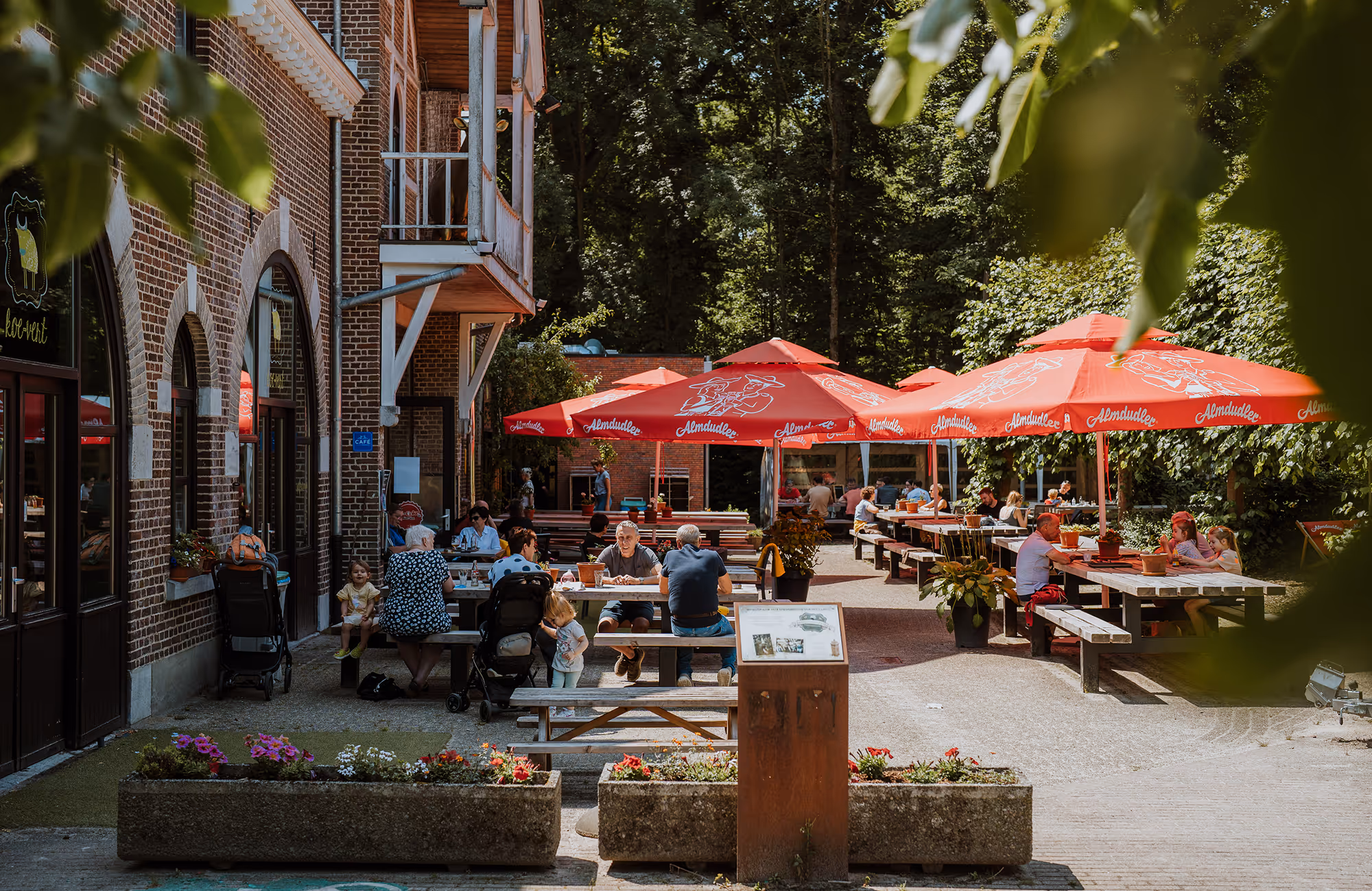 Koe-vert biedt via zelfbediening gerechten en dranken aan waarin bio-, lokale en fair trade producten de aandacht krijgen.