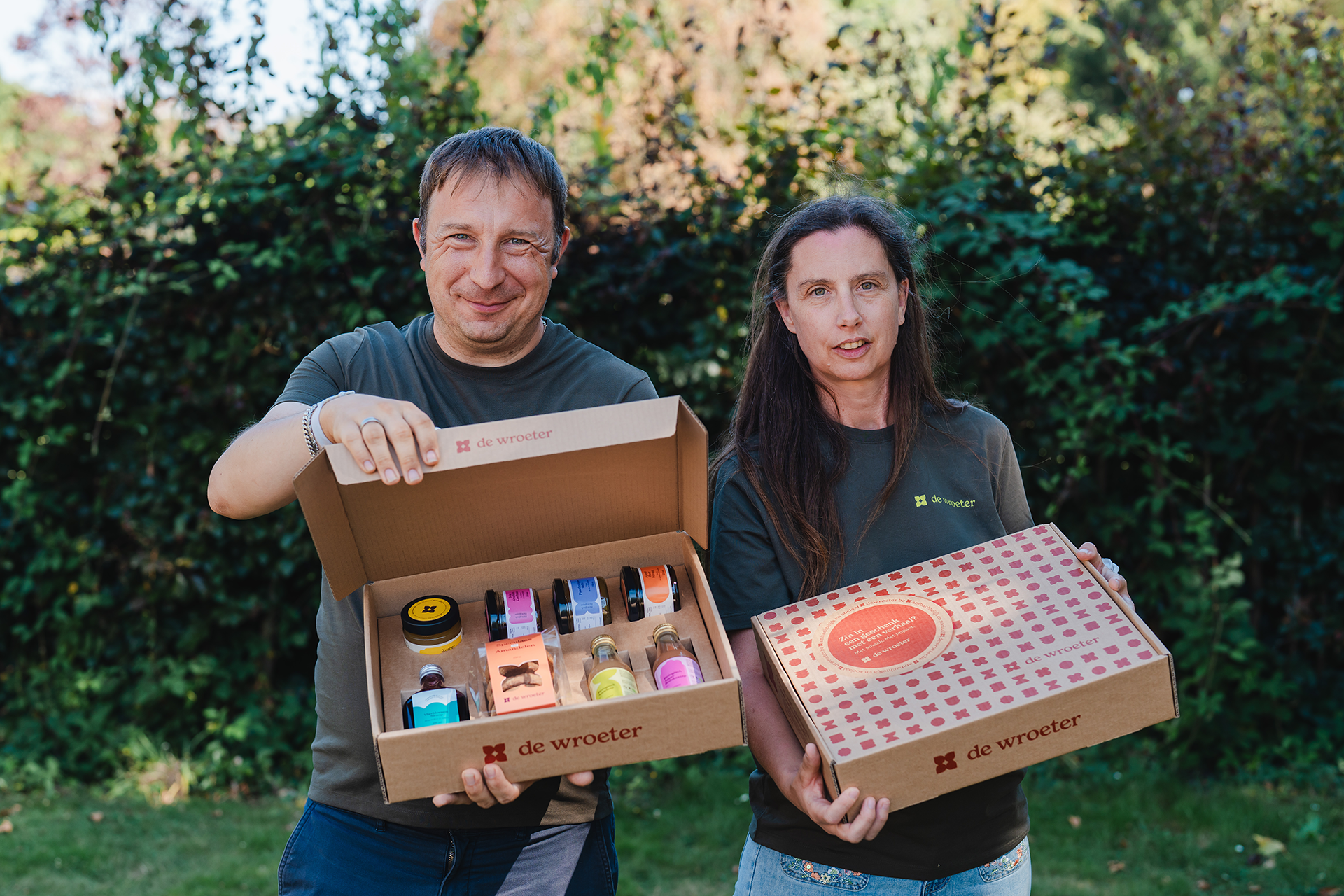 Lokaal gemaakt. Met zorg samengesteld. Recht uit het hart van De Wroeter. Ontdek onze vaste geschenkboxen en bestel tijdig.