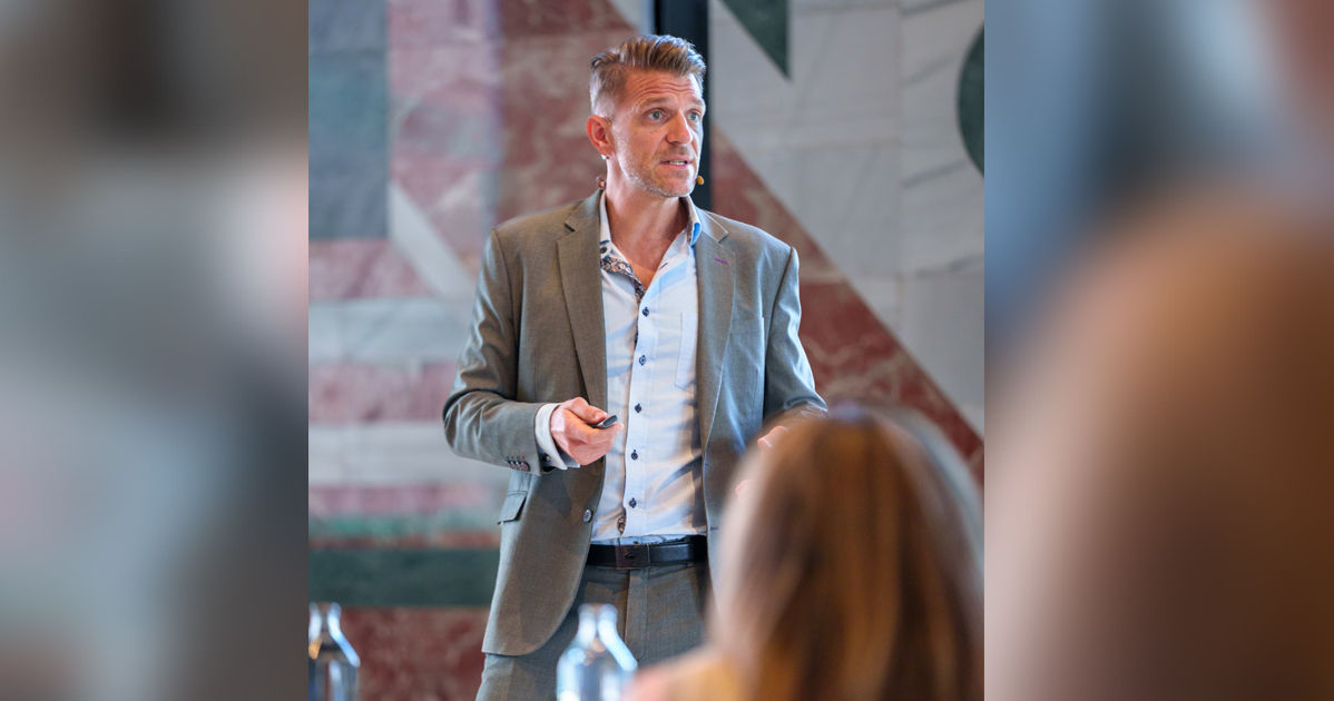 Benjamin Lephilibert, Founder of LightBlue Consulting, introduces the ICCA Food Waste Toolkit for Associations during a keynote session in Granada.