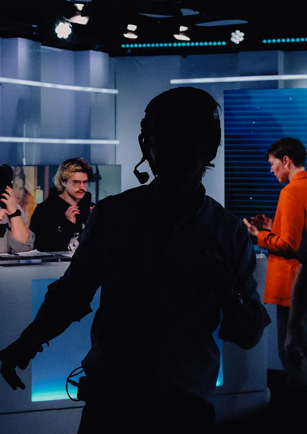 engagement-humain-homme-plateau-tv