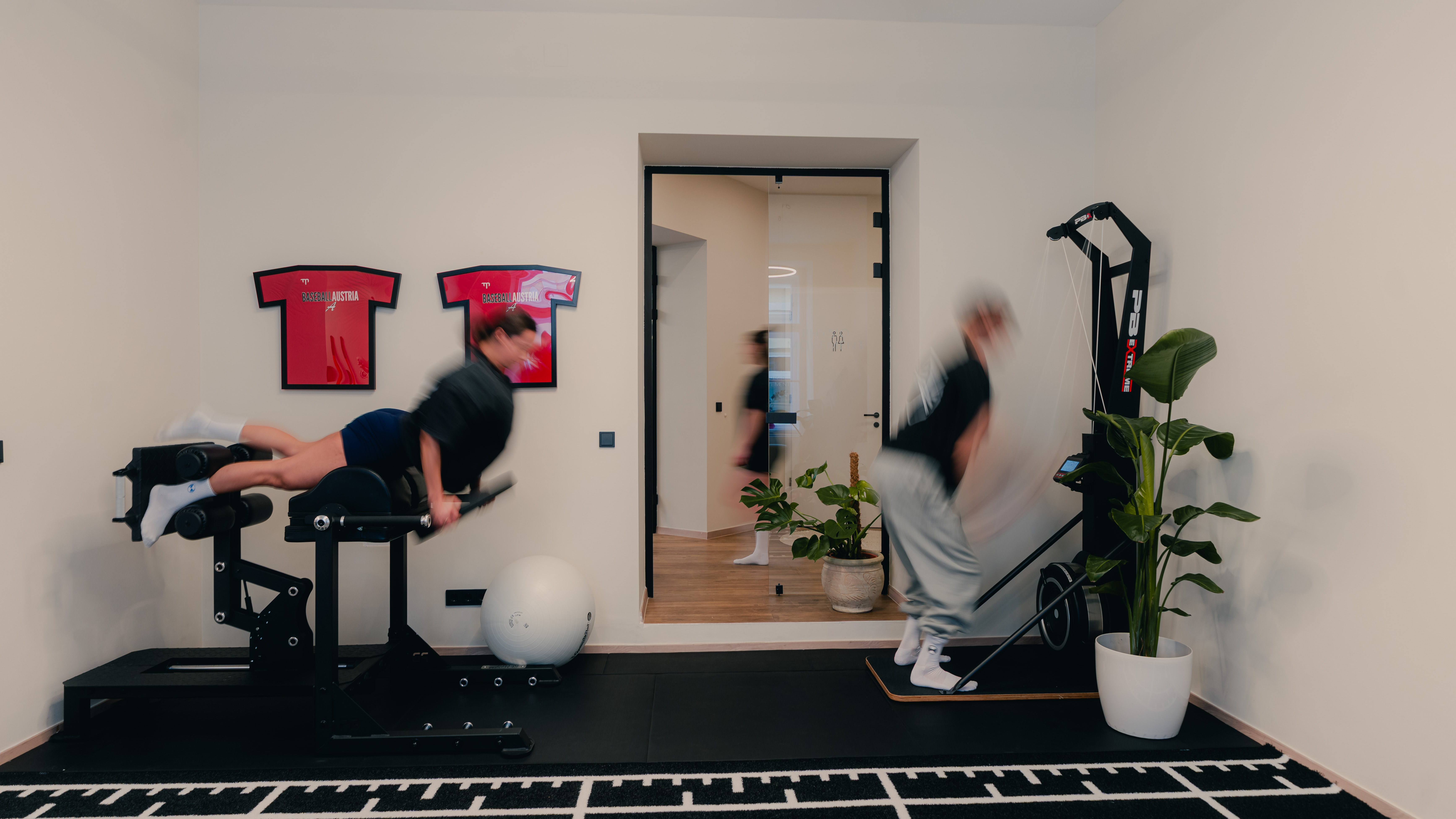 Zwei Teilnehmerinnen beim individuellen Krafttraining im Trainingsraum von Physio Movement in Wien