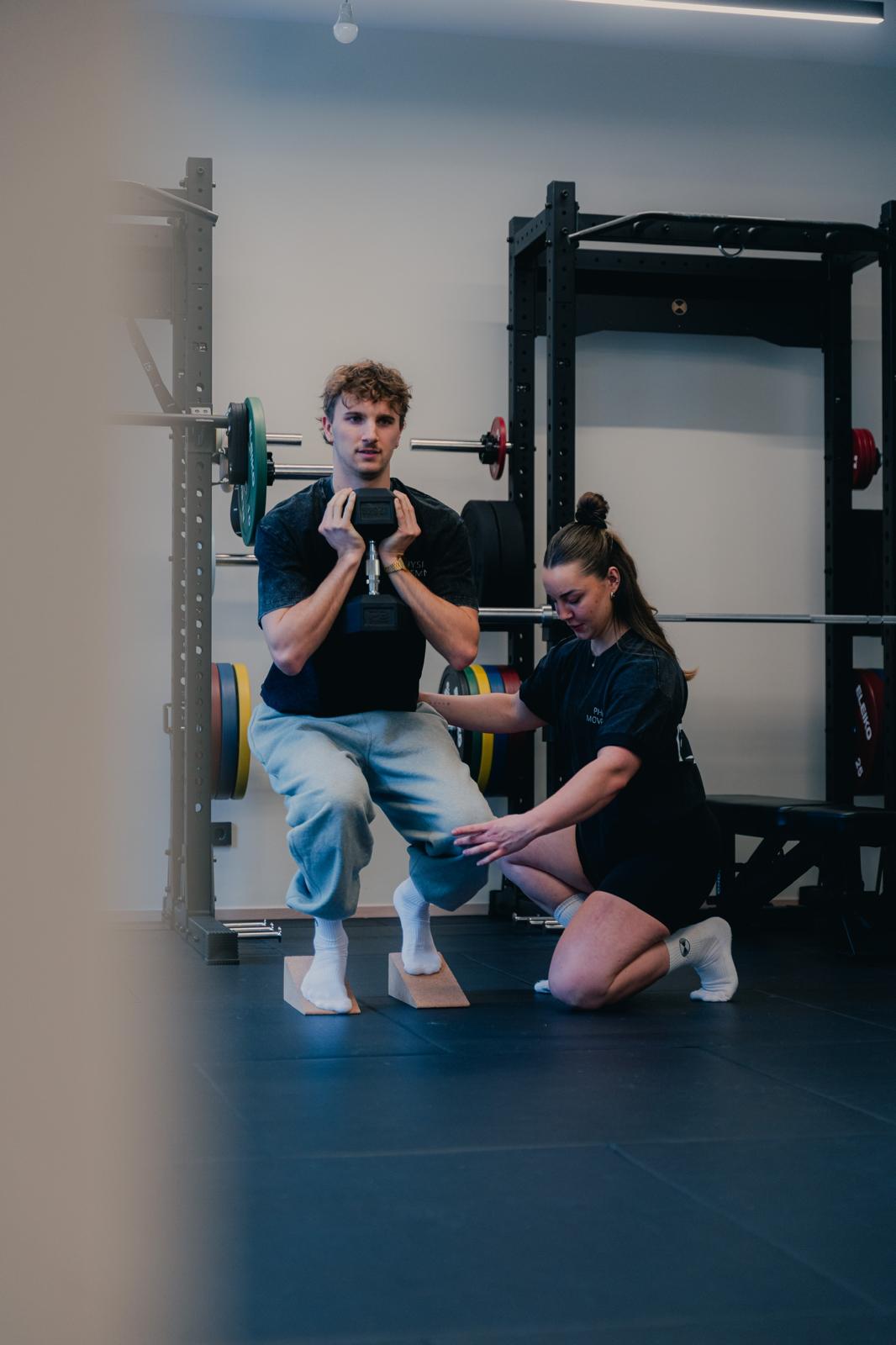 Trainerin Hanna Resel begleitet einen Teilnehmer beim funktionellen Krafttraining