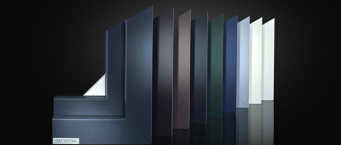 Échantillons de cadres de fenêtres en PVC VEKA SPECTRAL avec différentes finitions colorées disposées en éventail sur fond noir.