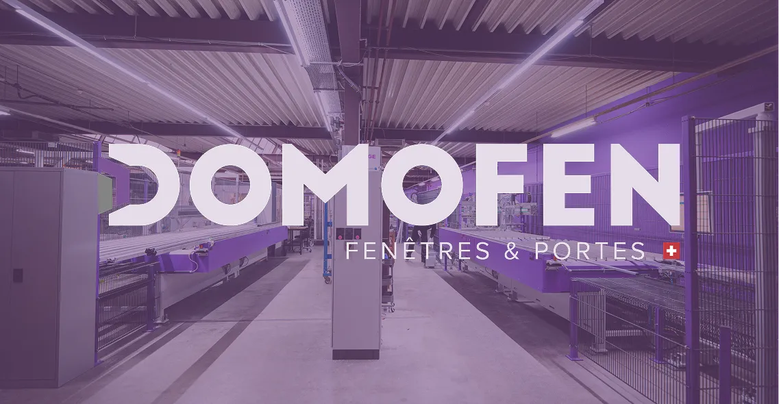 Intérieur d'une usine avec machines et le texte DOMOFEN Fenêtres & Portes avec un drapeau suisse.