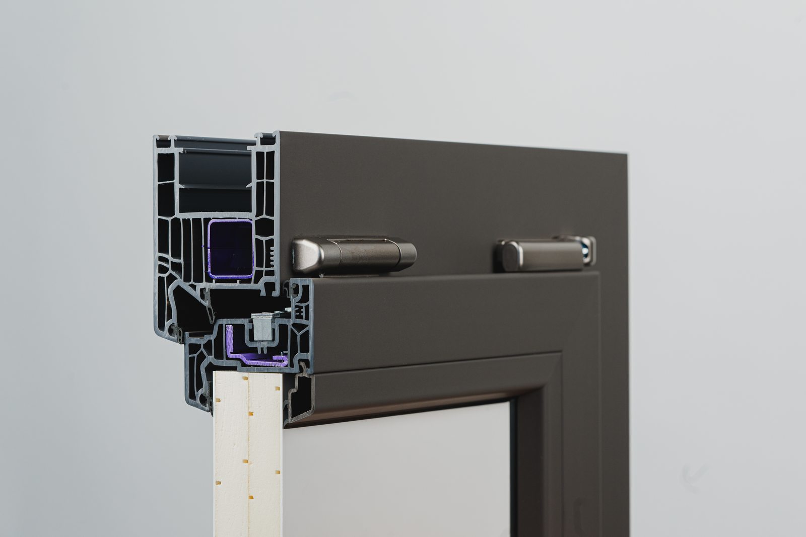 Coupe d'un profilé de fenêtre PVC Domofen montrant le triple vitrage.