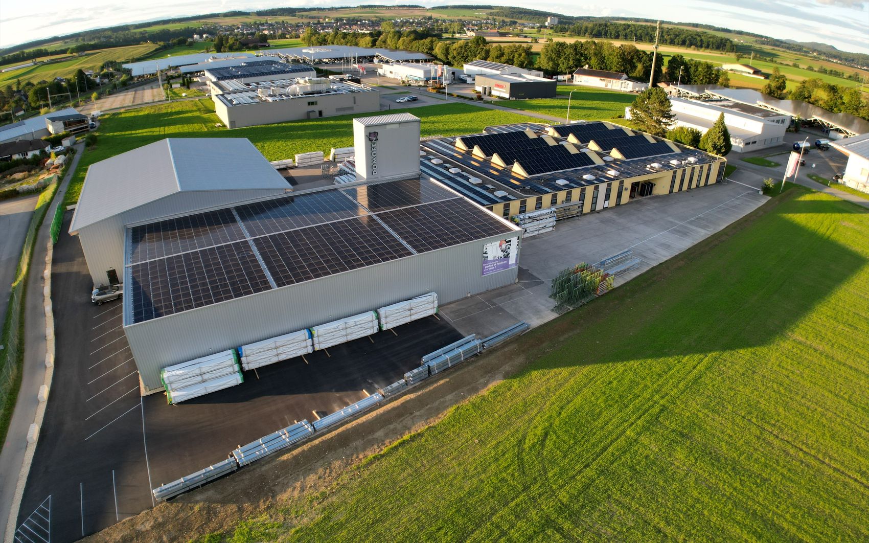 Luftaufnahme des Geländes und der Domofen-Produktionsstätte in Courgenay