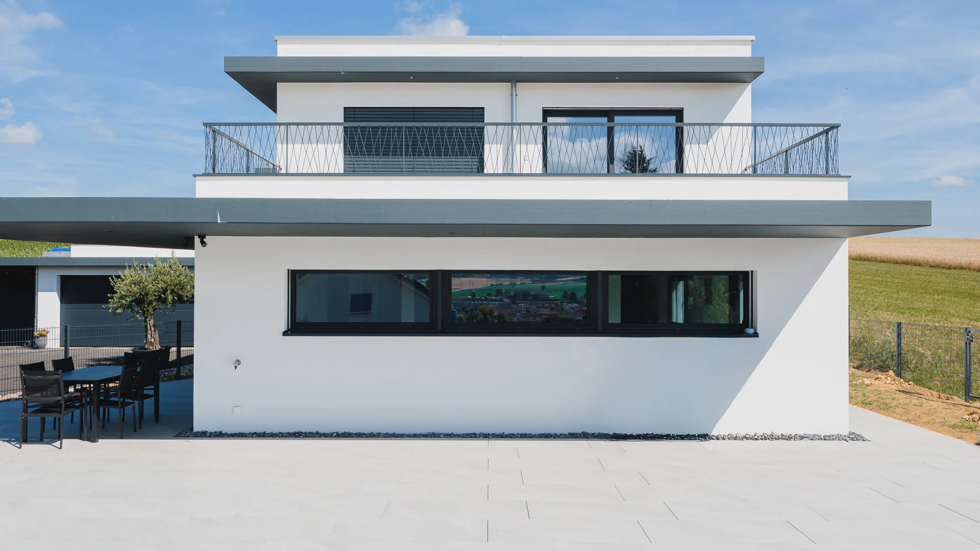 Façade d’une maison suisse contemporaine équipée de fenêtres Domofen