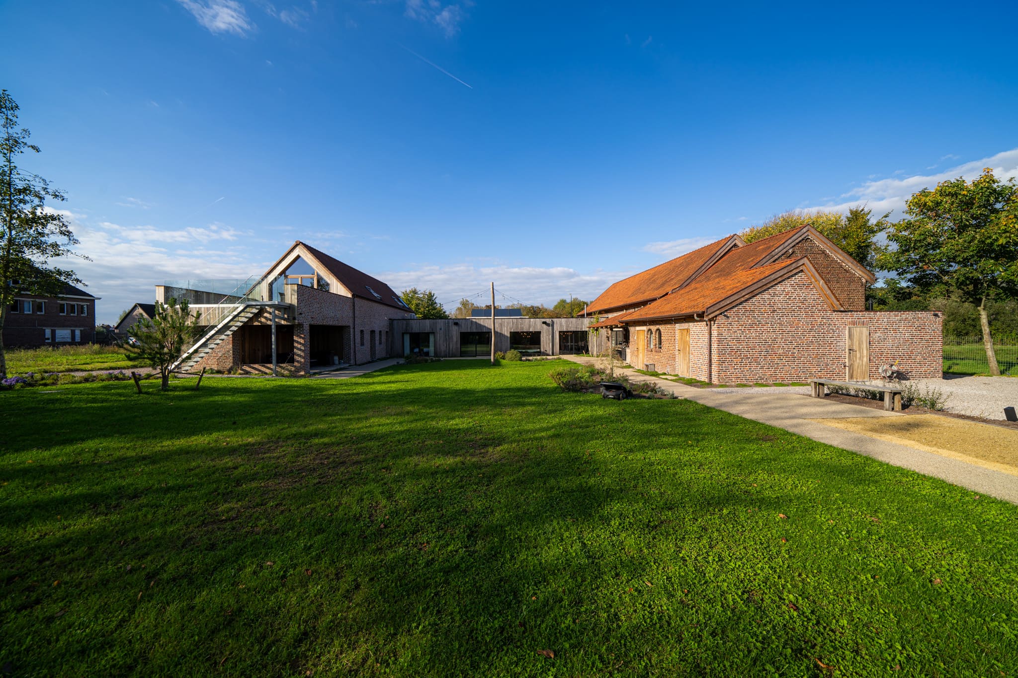 South oriented large garden with trees, open space and petanque court