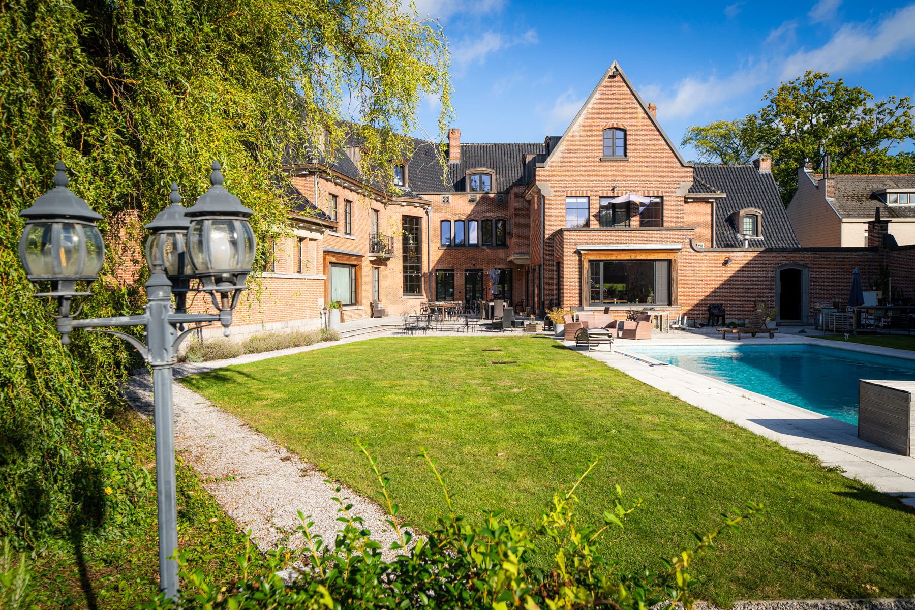 Exceptional U-shaped residence 