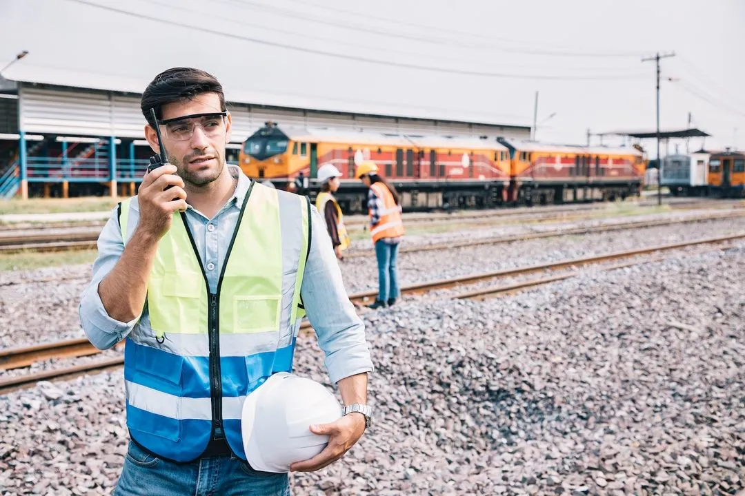 Travailleur avec une radio LTE privée pour les Services Publics et les Administrations