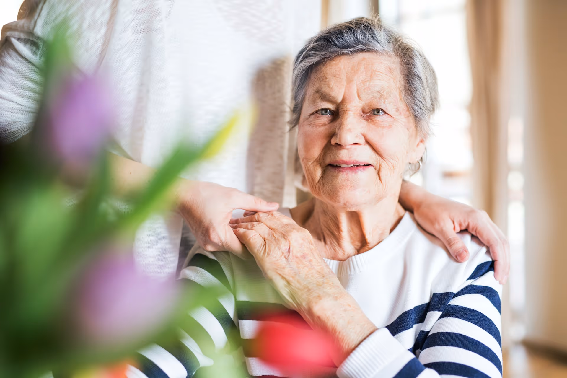 Portrait d'une dame âgée souriante sereine par l'aide à domicile fourni par Provence Aide Services