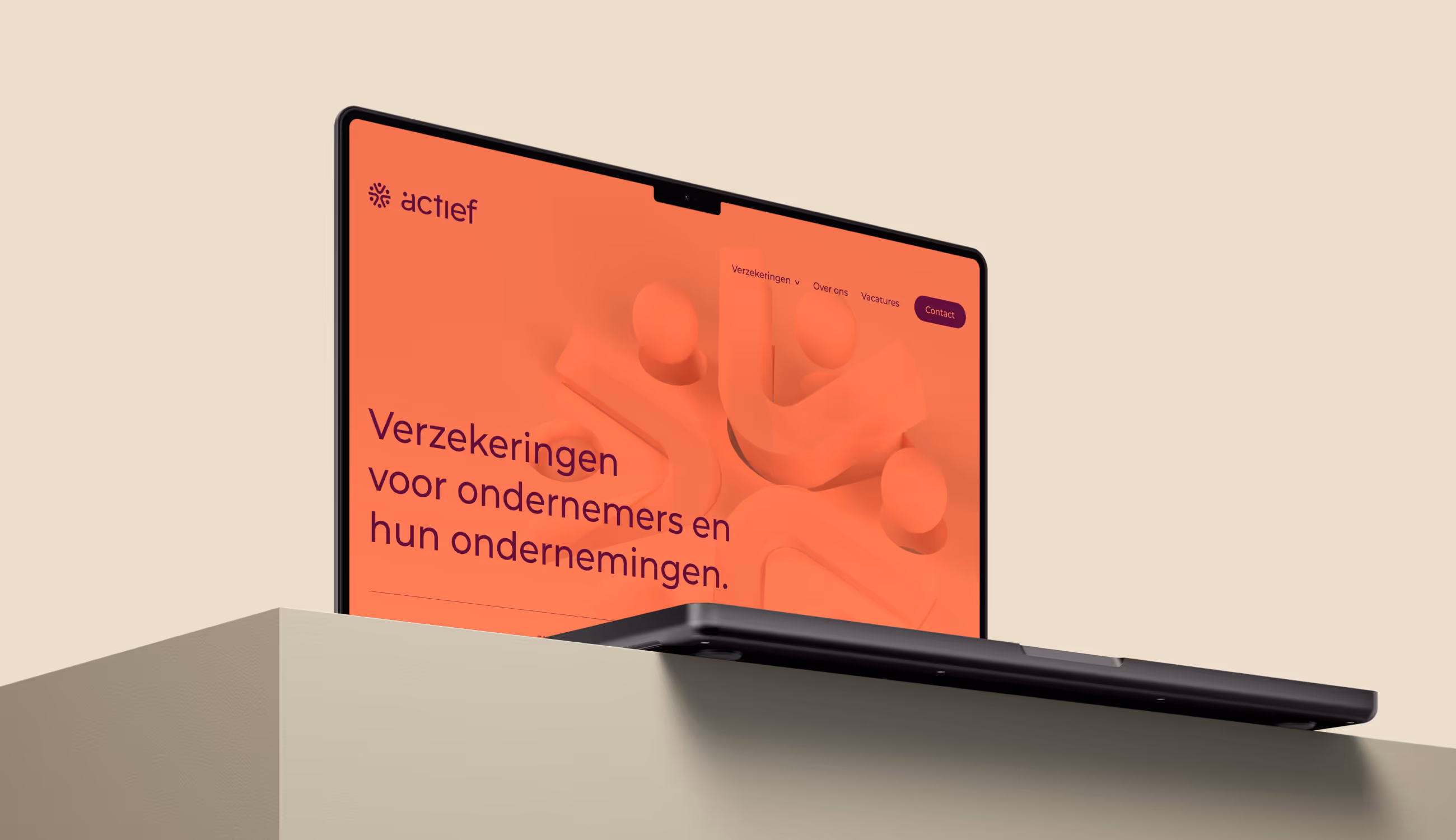 Laptop waarop de Actief-website te zien is in oranje tinten met de tekst “Verzekeringen voor ondernemers en hun ondernemingen.”