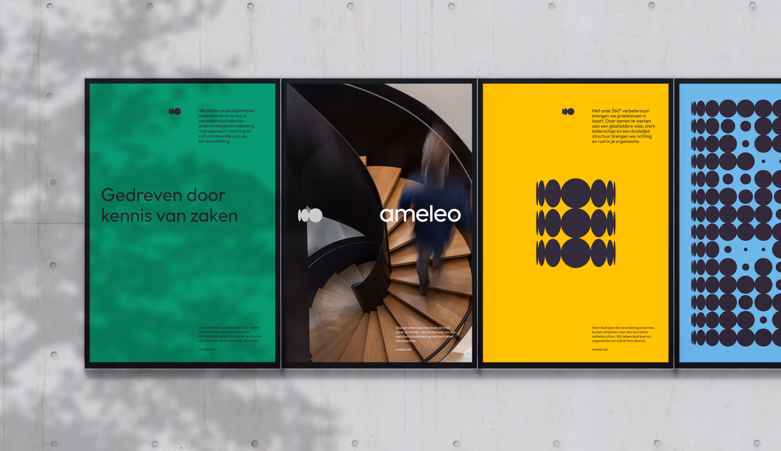 Vier verticale Ameleo-posters naast elkaar op een betonnen muur, met heldere kleuren, grafische patronen en de slogan “Gedreven door kennis van zaken.”