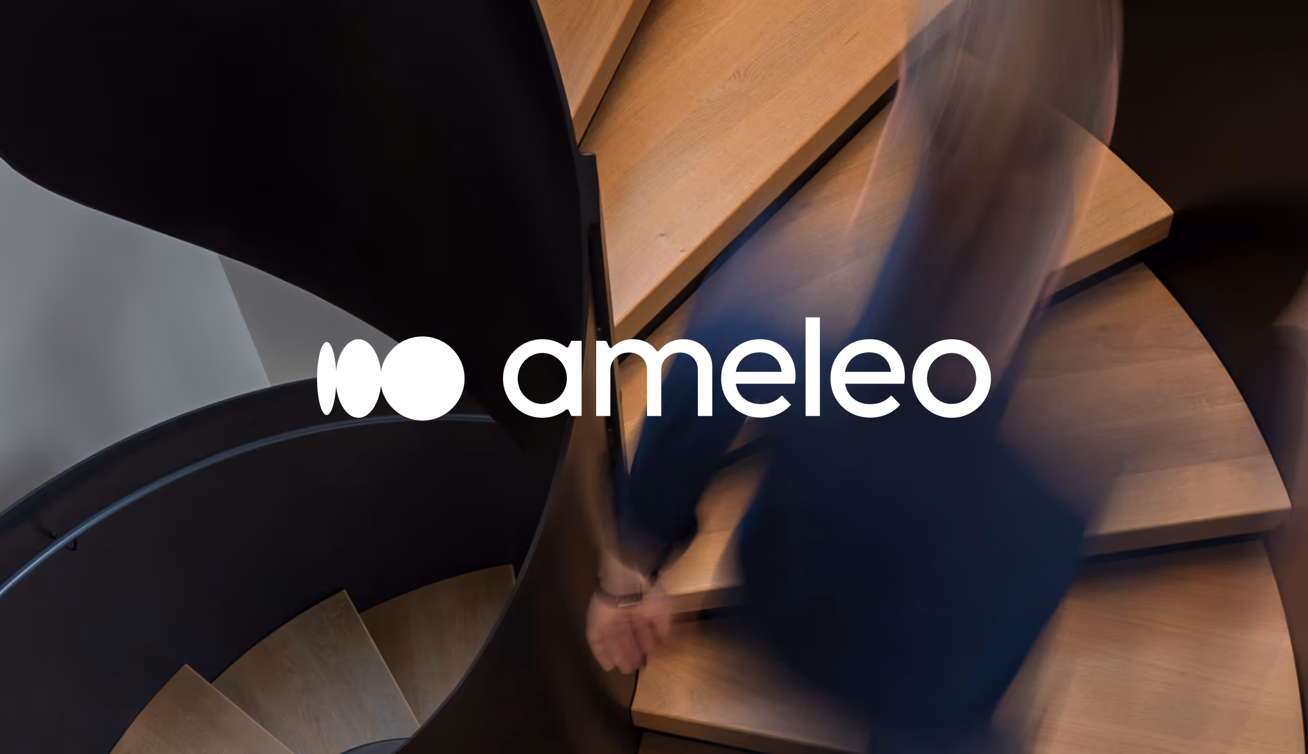 Ameleo-logo in wit over een foto van een persoon die een houten wenteltrap opgaat, symbool voor groei en beweging.