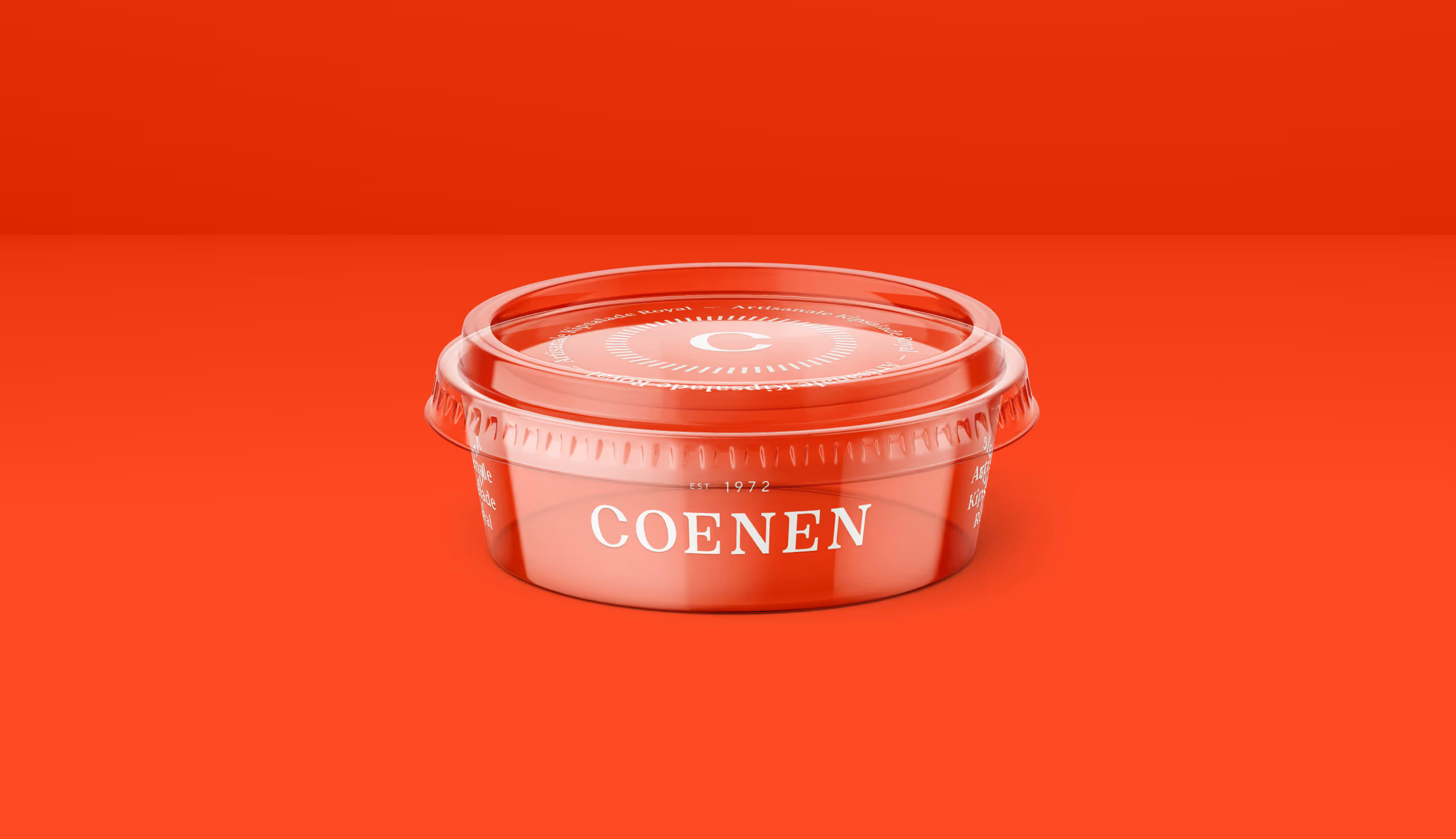 Close-up van Coenen-brochure met de tekst “Bereid met hand én hart” en foto van gerookt vlees