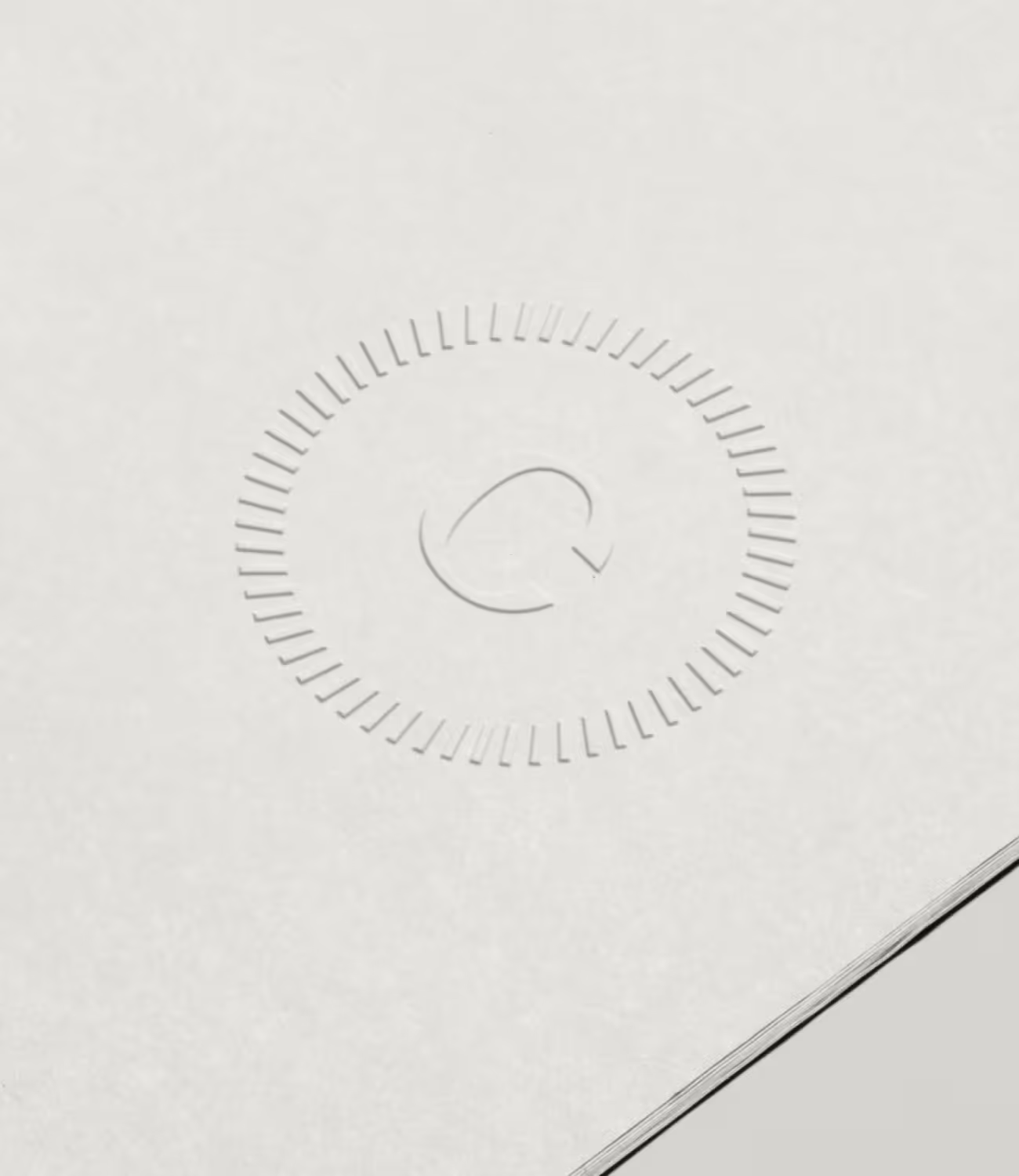 Subtiel Coenen-logo in reliëf op wit papier — minimalistisch en verfijnd.