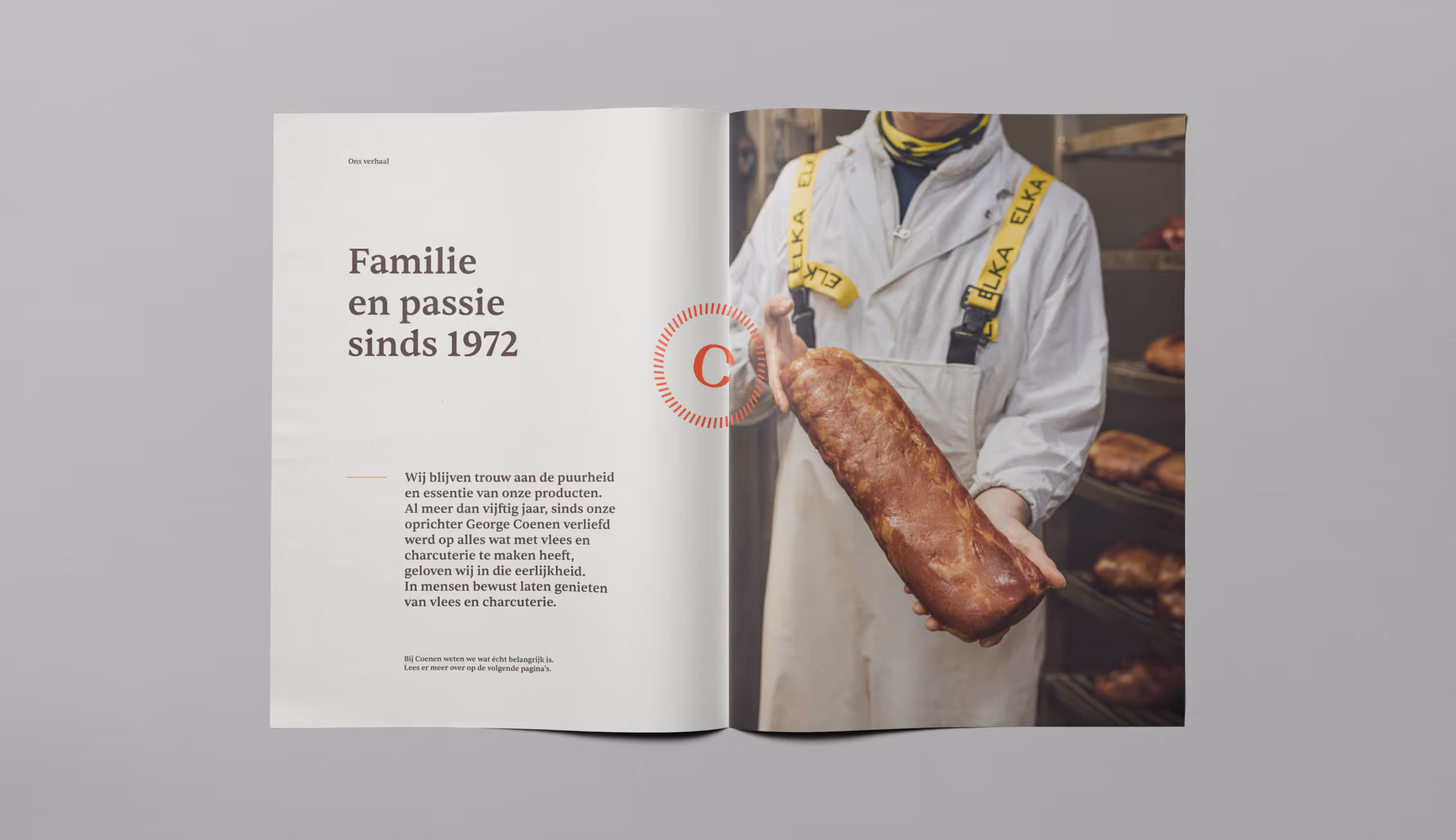 Opengeslagen krant met de titel “Familie en passie sinds 1972” en foto van een medewerker die een stuk vlees toont.