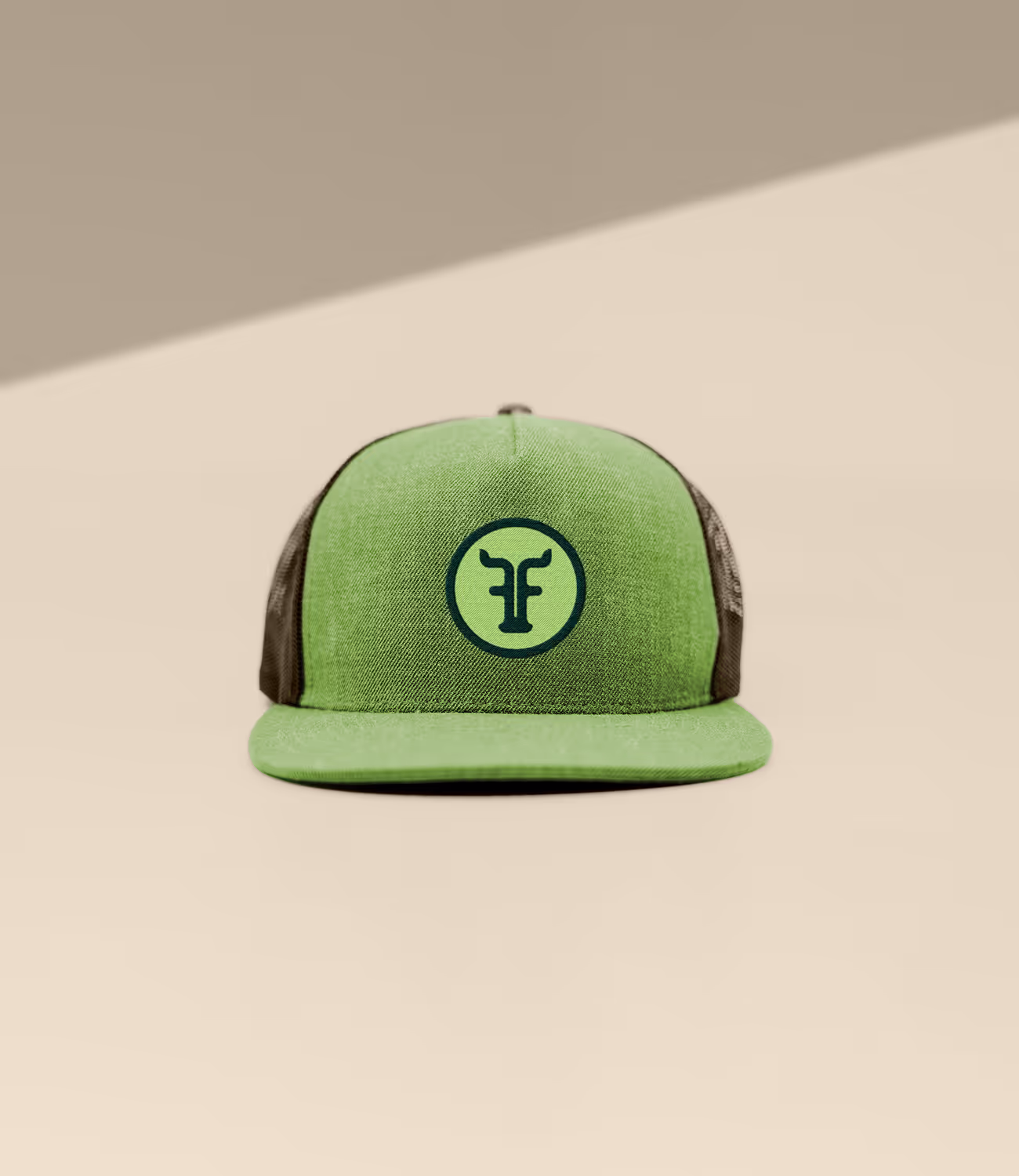 FarmFun-pet in grasgroen met donker logo, symbool voor plezier, buitenlucht en verbondenheid met de boerderij.